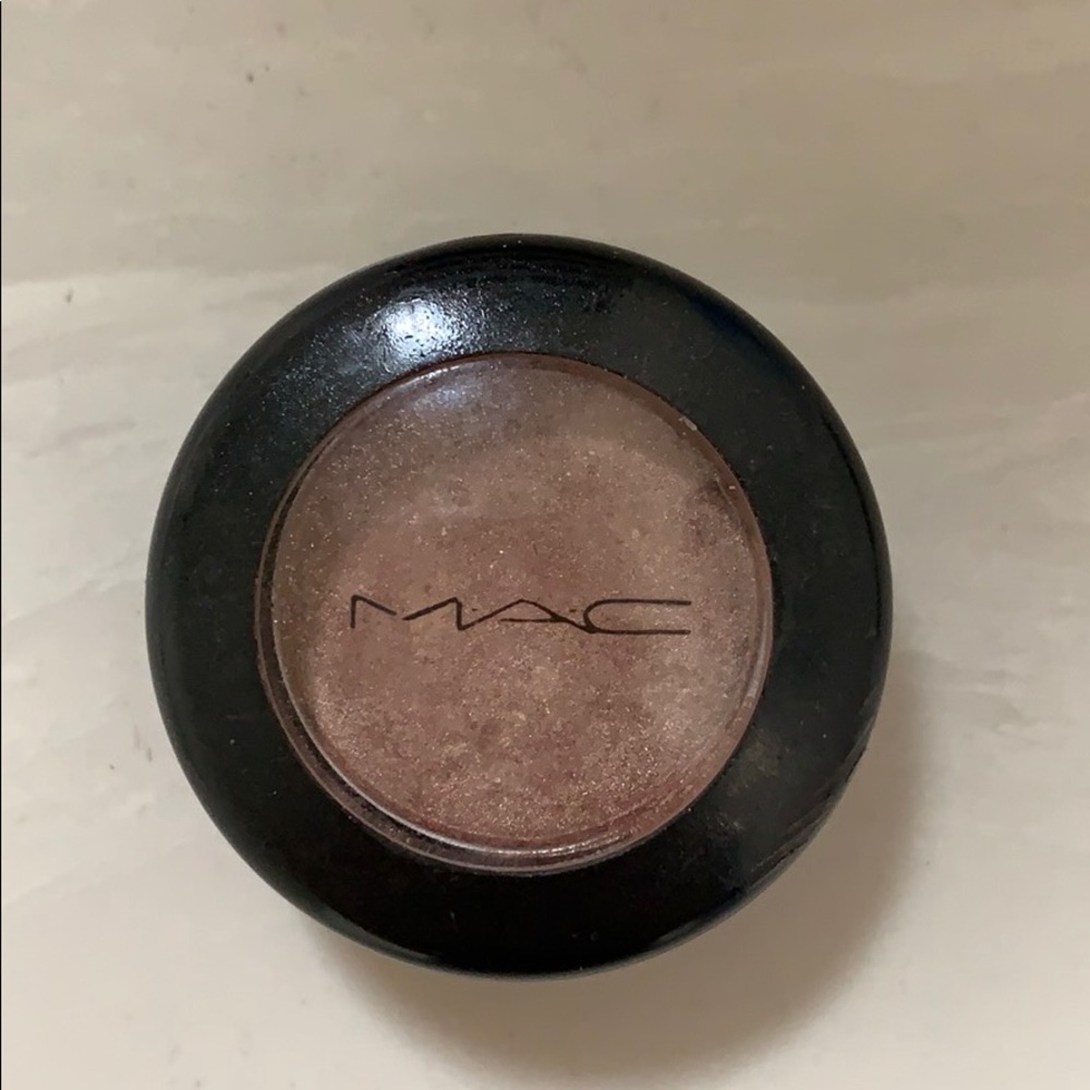 MAC all that glitters veluxe eye shadow
